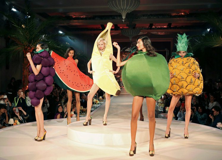 Charlotte Olympia本季帶來一場熱帶水果復古派對，模特兒甚至打扮成秀色可餐的水果。圖／路透