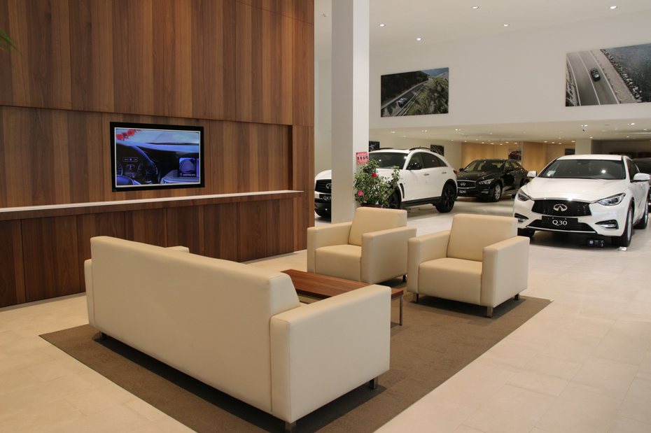 INFINITI 全球設計規範旗艦展示中心透過融合Lobby (接待)、Lounge (休憩)、Gallery (藝廊賞車) 三大元素，營造出兼具自信及輕鬆舒適的賞車環境與空間感。 圖／裕隆日產提供