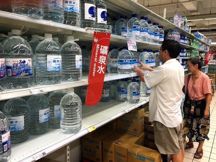 颱風前瓶裝水往往一上架就被民眾搬空。圖／大潤發提供