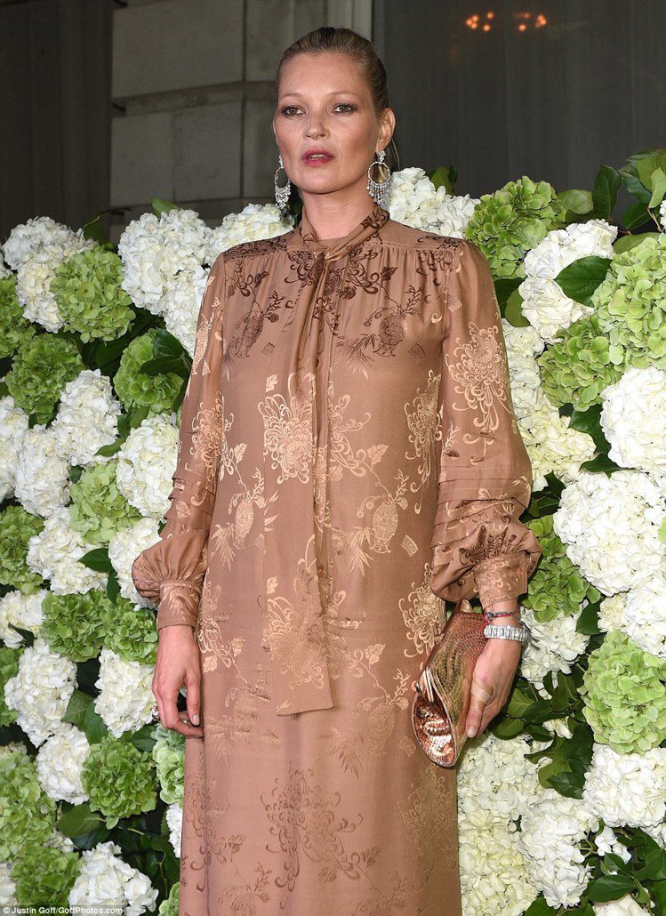 超級名模凱特摩絲以今年很流行的睡衣風格服裝現身BoF500 Gala Dinner。圖／摘自英國每日郵報