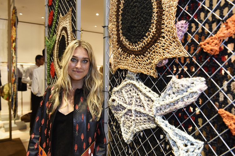 鉤織街頭藝術家London Kaye於旗艦店內展示其作品。圖／RED Valentino提供