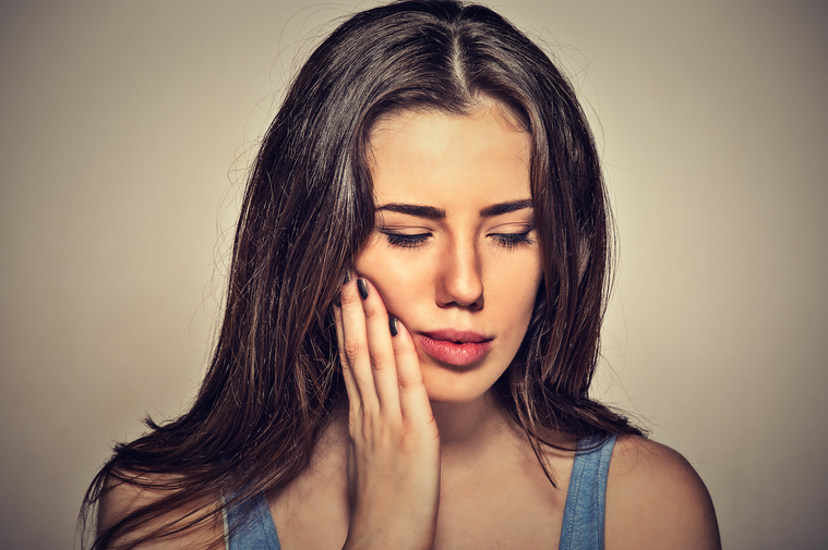 下顎骨壞死前兆和牙周病非常相似，都會出現牙齦疼痛、腫脹、化膿以及牙齒鬆動等症狀，...