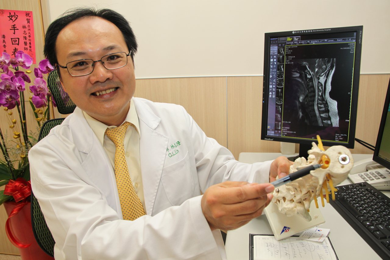 亞洲大學附屬醫院神經外科主任林志隆研發出以第4腦室引流治療脊髓空洞症的手術方法，並在亞大附屬醫院完成世界上第9例。記者黃寅／攝影