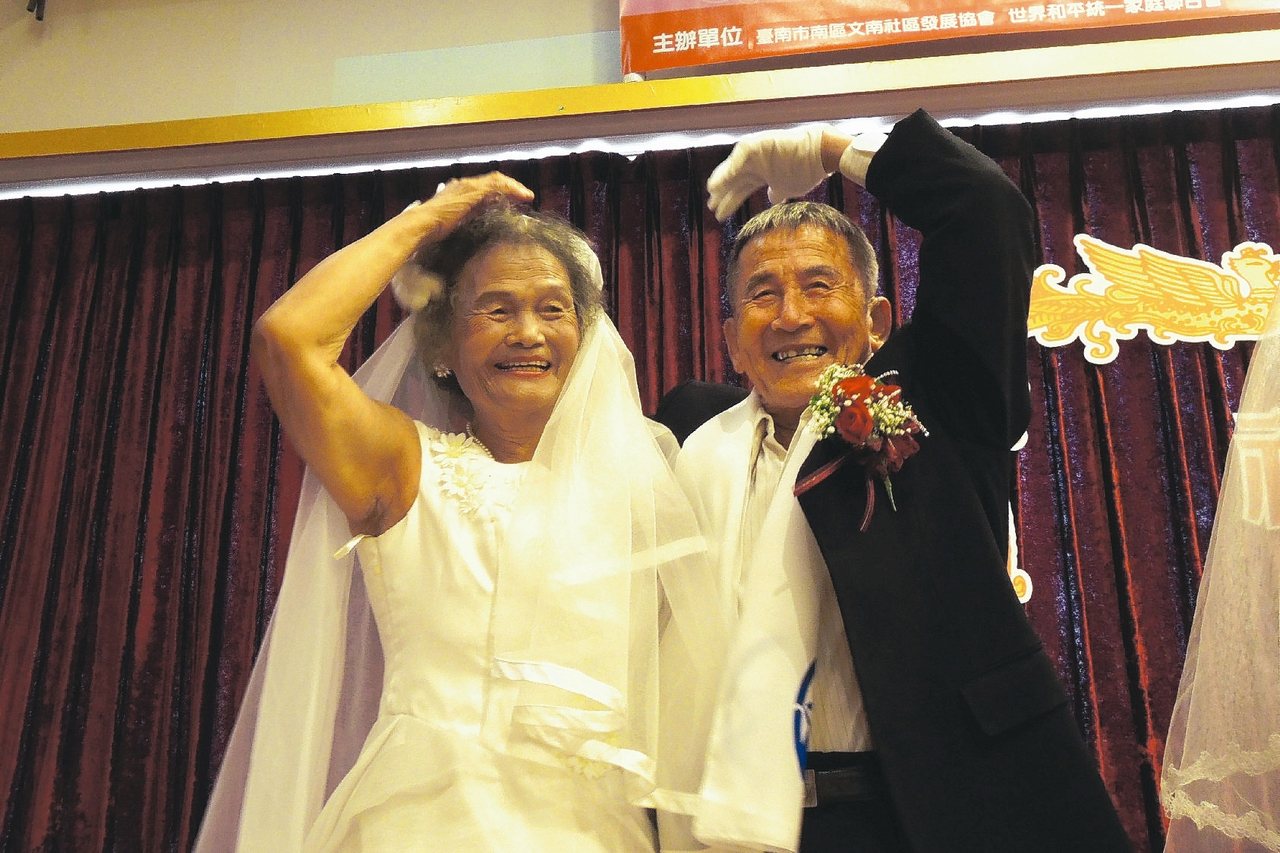 陳金和與妻子陳楊阿嬌結縭60年，感情極佳。兩人昨天面對鏡頭，活潑比出愛心手勢。