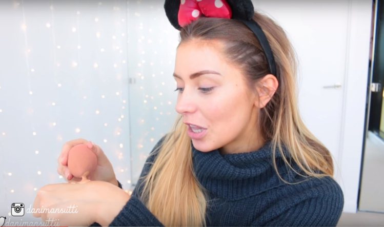 Danielle Mansutti拿出了美妝圈Youtuber人手一顆的beautyblender美妝蛋，像蓋印章一般隨性在臉上彈點就能將底妝推得很勻稱。