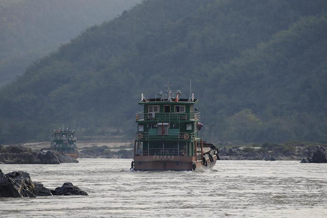 在湄公河金三角區域巡弋的中國貨船。無論是基於傳統勢力範圍、輸出過剩產能，或是箝制...
