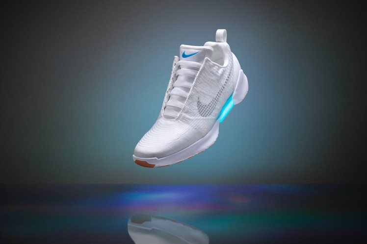 電影「回到未來」中的NIKE自動繫帶鞋，終於量產上市了。圖／NIKE提供
