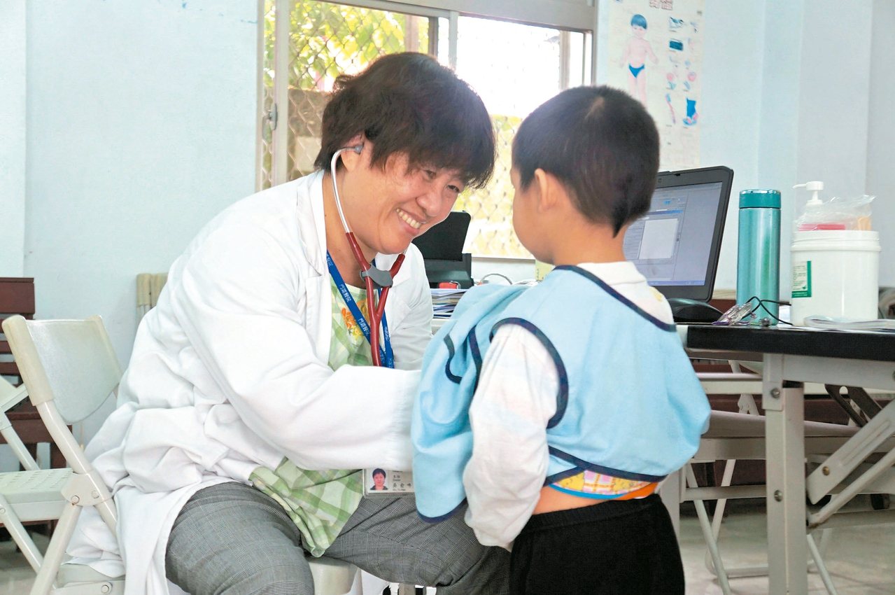 門諾醫院巡迴醫療增加小兒科服務，定期為玉里鎮及瑞穗鄉學童提供篩檢及評估。
