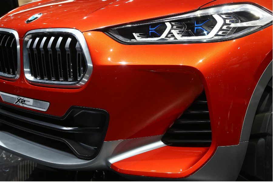 雷射頭燈技術，使 BMW X2 概念車的頭燈造型更加狹長銳利，具有極高的識別差異...