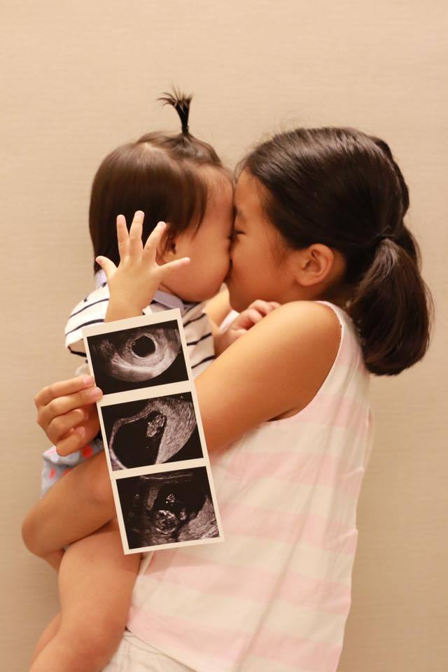 賈靜雯po出大女兒梧桐妹開心抱咘咘宣布又懷孕喜訊。圖／摘自賈靜雯臉書