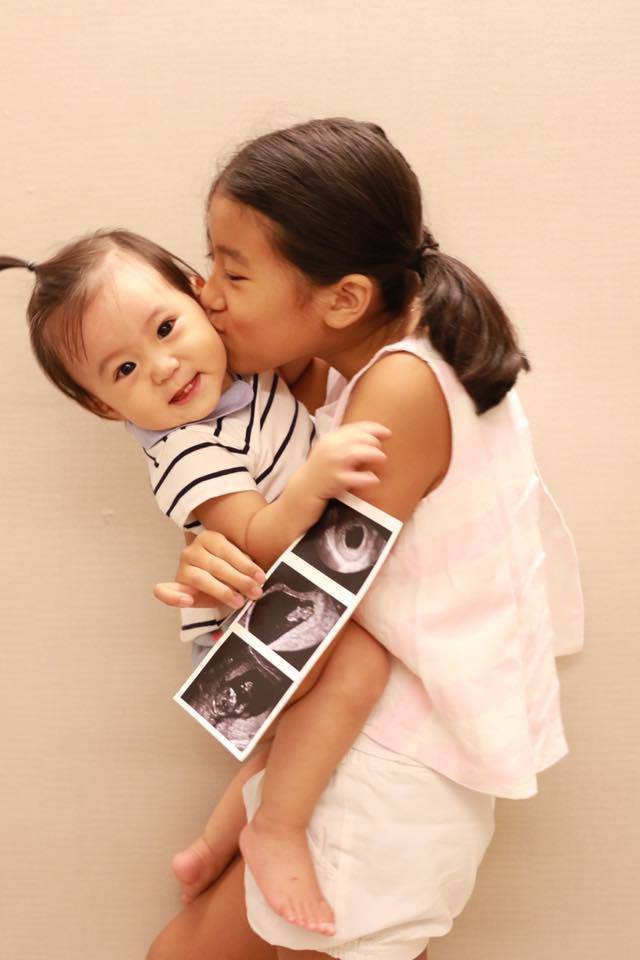 賈靜雯po出大女兒梧桐妹開心抱咘咘宣布又懷孕喜訊。圖／摘自賈靜雯臉書