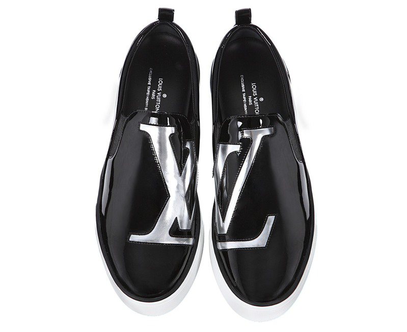微風信義限定商品，Moonwalk休閒鞋，厚底黑色漆皮運動鞋裝飾大型銀色LV字樣，32,100元。圖/LV提供