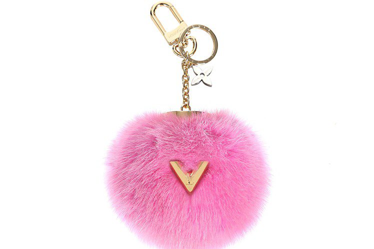 微風信義限定商品，Bubble V粉紅貂毛裝飾V字手袋吊飾鑰匙圈，27,300元。圖/LV提供