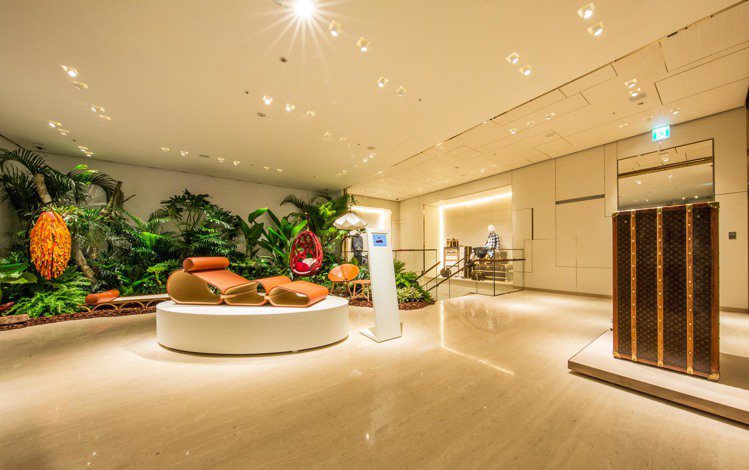 LV微風信義旗艦店2樓展售Objets Nomades系列家具，並展示骨董衣櫃硬箱。圖/LV提供