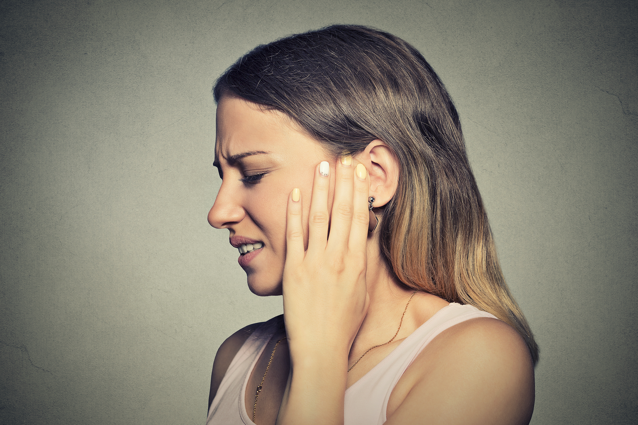 出現耳鳴聲代表健康警訊，輕則告訴耳朵的主人，生活壓力大、失眠，應改善生活作息；嚴重可能耳內血管有小腫瘤、鼻咽癌等，或提醒聽覺神經已隨年齡退化。