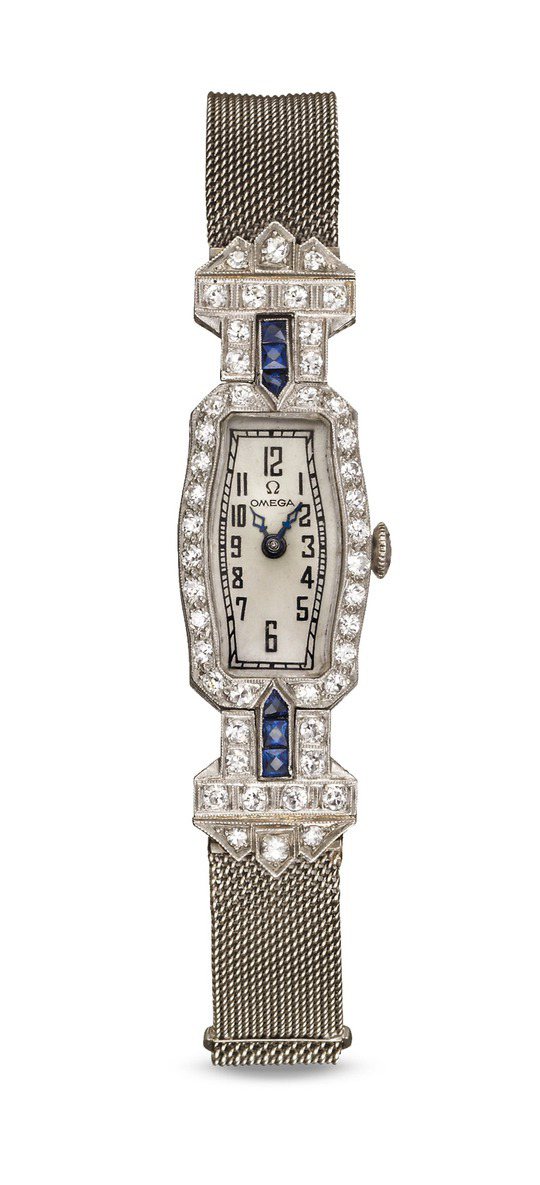 OMEGA裝飾藝術珠寶表，1940年製作，呈現當時的裝飾藝術風格，鉑金表殼採用長方型，並裝飾鑽石與藍寶石。圖／OMEGA提供