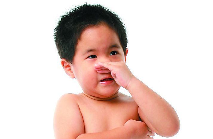 醫師表示，有過敏性鼻炎的孩童若因鼻塞常張口呼吸，嚴重時可能影響臉部發育。
