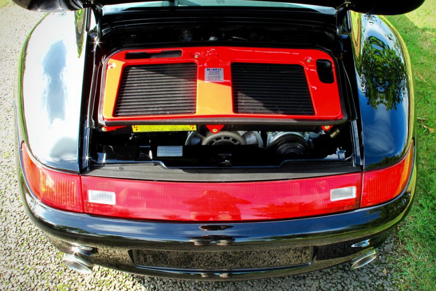 1995 年出廠 991 Turbo 採用 3.6 升水平對六雙渦輪引擎、四輪驅...