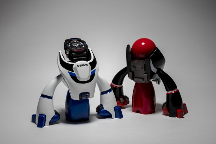 藍白角色塑像為台灣藝術家Mark Chang設計，紅黑配色為韓 國公仔設計師Jung Woong設計。限量155組，建議售價8,800元。圖／卡西歐提供