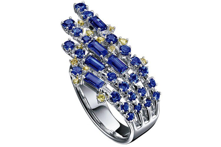 TASAKI peony 藍色沙佛萊石戒指，23萬7,000元。圖／TASAKI提供