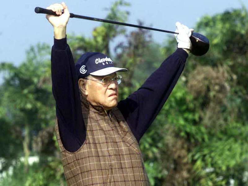 前總統李登輝2002年在高雄打高爾夫球的身影。報系資料照