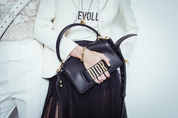 剛上任的Dior新創意總監Maria Grazia Chiuri，將大大的「Dior」字樣放在了包款上。圖／Dior提供