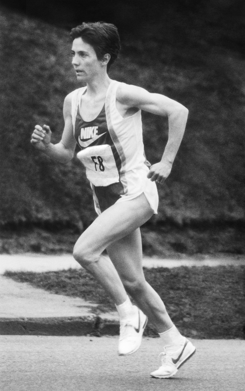 NIKE向Joan Benoit Samuelson致敬，1984年她於史上第一場女子馬拉松拿下冠軍。圖／NIKE提供
