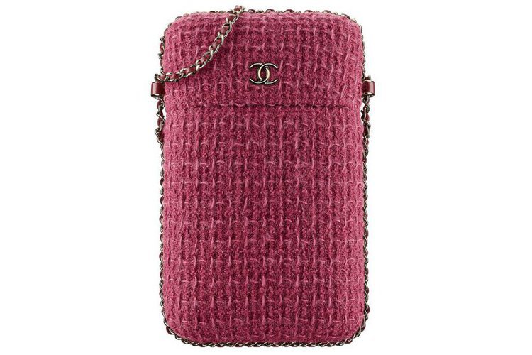 紫紅斜紋軟呢手機鍊帶包，63,100元。圖／香奈兒提供