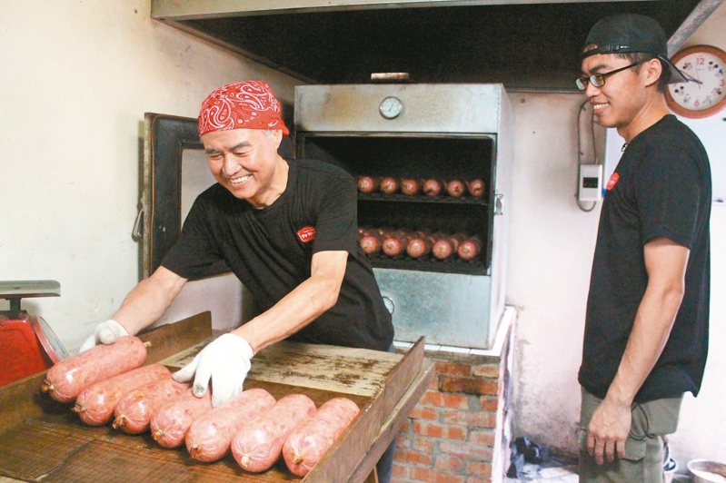 郭榮市手工醃燻火腿傳承3代，70年來堅持以古法醃燻，完全手工製成。 記者徐庭揚／攝影