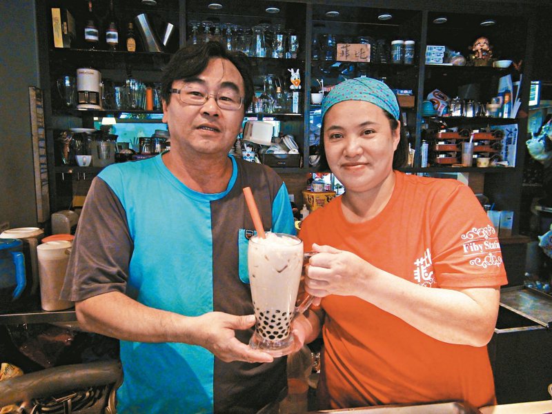 菲比棧老闆娘洪淑玲（右）與老公蔡文仁（左），是店裡撮合的第一對情侶。 記者陳雅玲／攝影