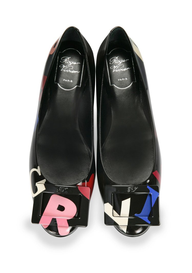 字母圖騰漆亮皮革芭蕾舞鞋，售價27,200元。圖／Roger Vivier提供