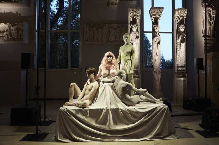 KENZO於2017春夏女裝大秀再次出擊，舞台造景直接進駐巴黎建築博物館，來自各國不分年齡的素人舞者、喜劇演員，絕美演繹真人裸身大理石雕像藝品。KENZO／提供