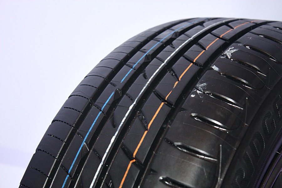 Playz胎塊與胎紋採不對稱花紋設計，使輪胎的接地壓力均一，讓負荷較大的外部胎肩...