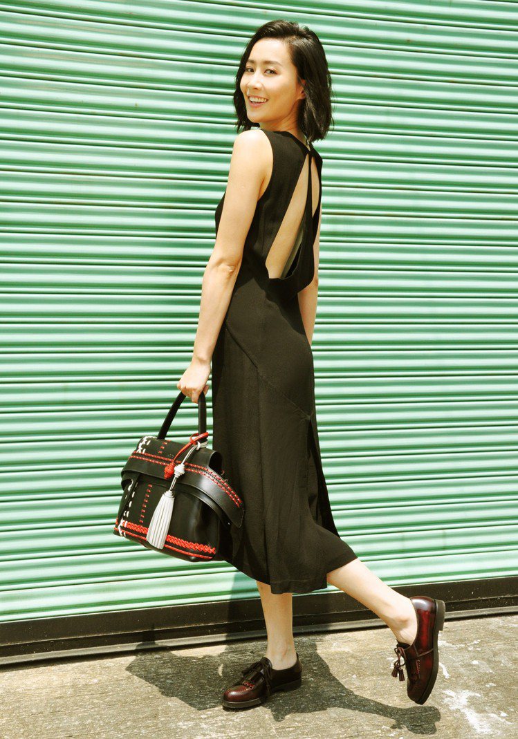香港女星陳法拉選用皮革編織圖紋TOD’S Wave Bag款式，搭配皮革流蘇綴飾便鞋。圖／TODS提供