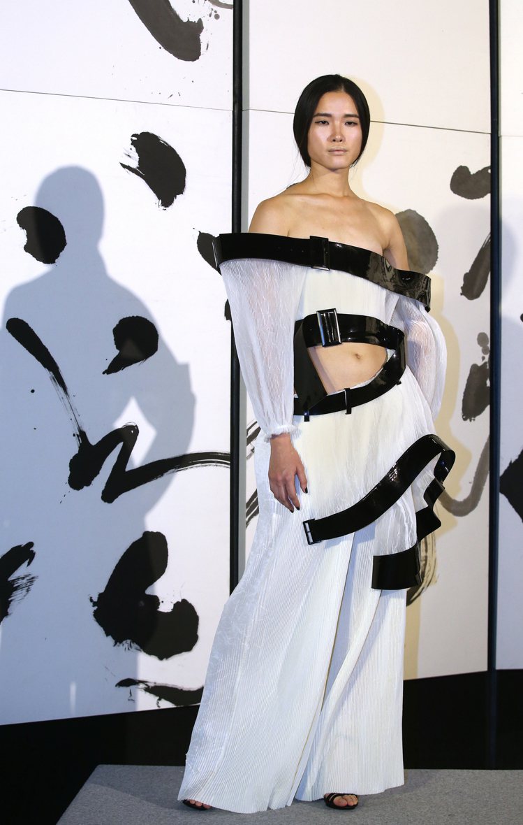 設計師陳劭彥所設計的衣服透過超現實結構與透視手法運用，讓書法線條在在服裝上3D立體化。記者潘俊宏／攝影