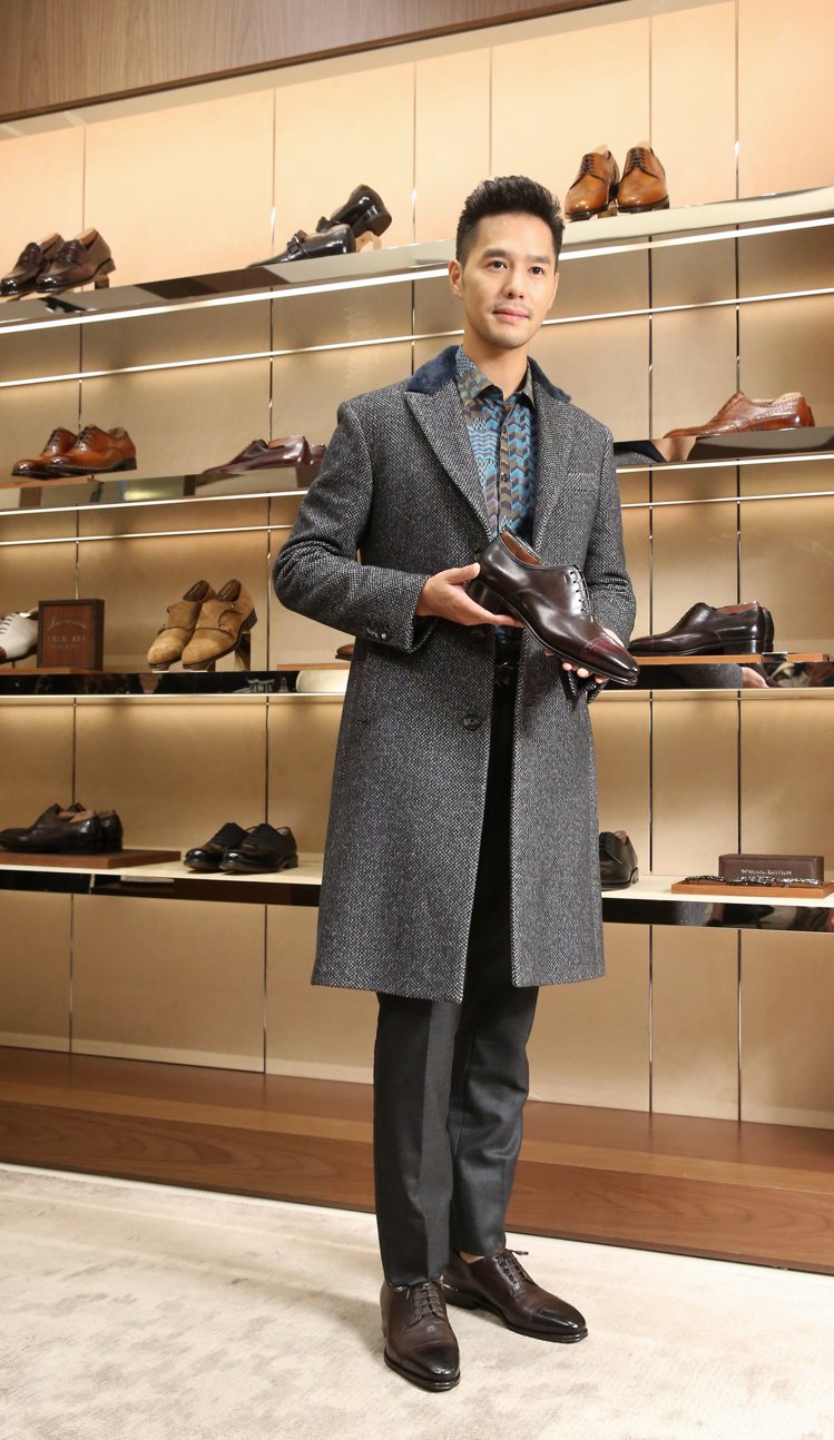 Salvatore Ferragamo推出Tramezza MTO 手工男性訂製鞋履，邀請丁春誠展現頂級鞋款。記者陳立凱/攝影