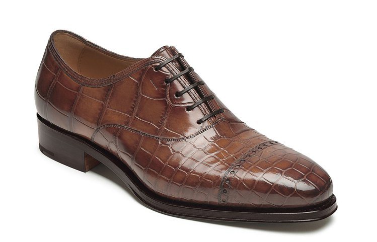 石楠木色鱷魚皮尖頭牛津鞋，52萬9,000元。圖／Ferragamo提供