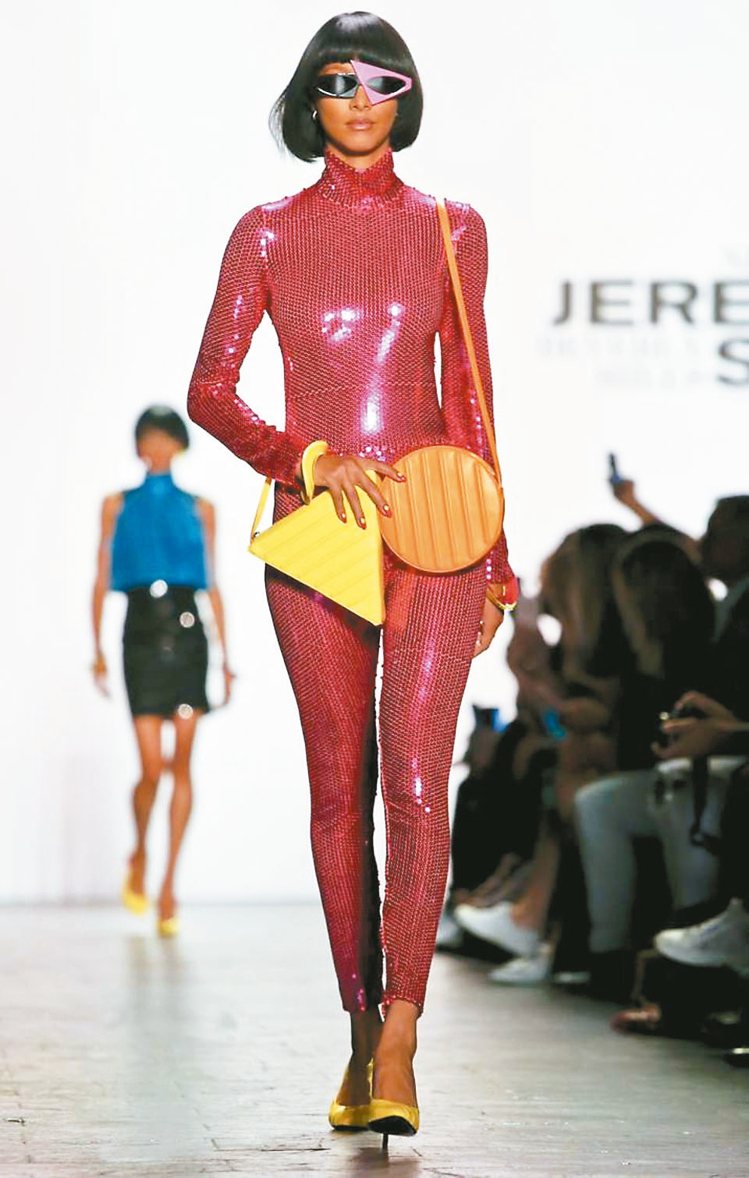 Jeremy Scott的餅乾斜背包，趣味十足。 圖／美聯社