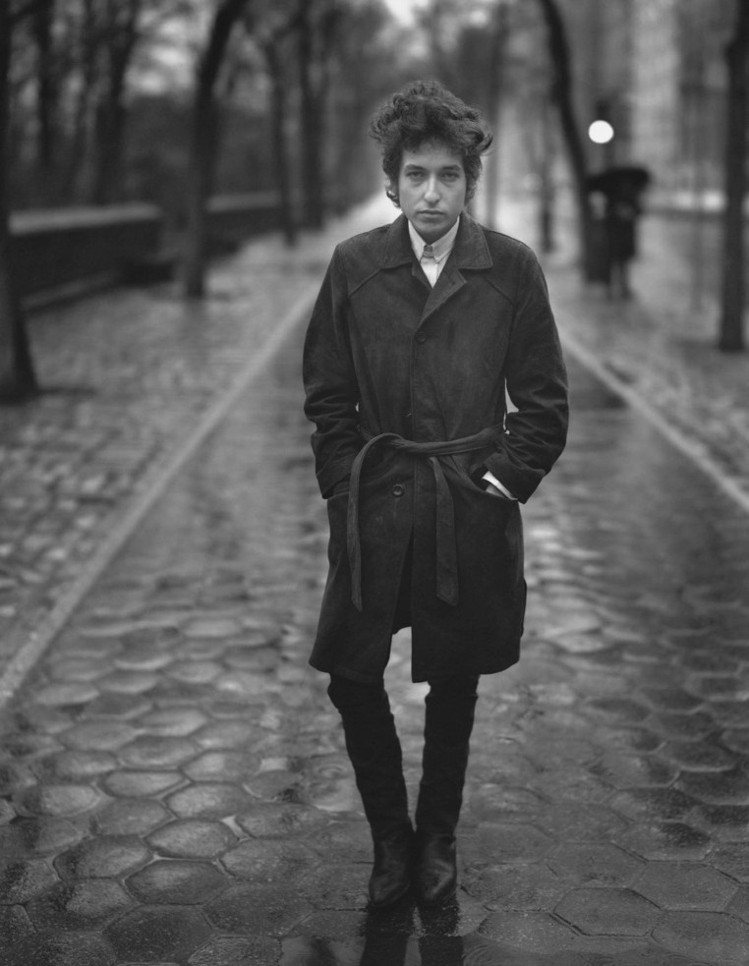 Richard Avedon鏡頭下的巴布狄倫，流露強烈的詩人陰鬱氣息。圖／擷自Richard Avedon官網