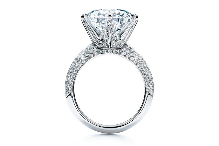 The Tiffany Setting 六爪鑲嵌飾鋪鑲鑽石戒指 ，此為130周年誌慶極致華麗版。圖／Tiffany提供