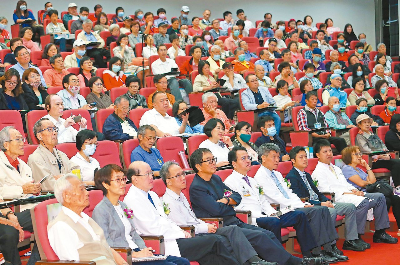 「癌症與質子治療論壇」民眾參與踴躍，現場座無虛席。