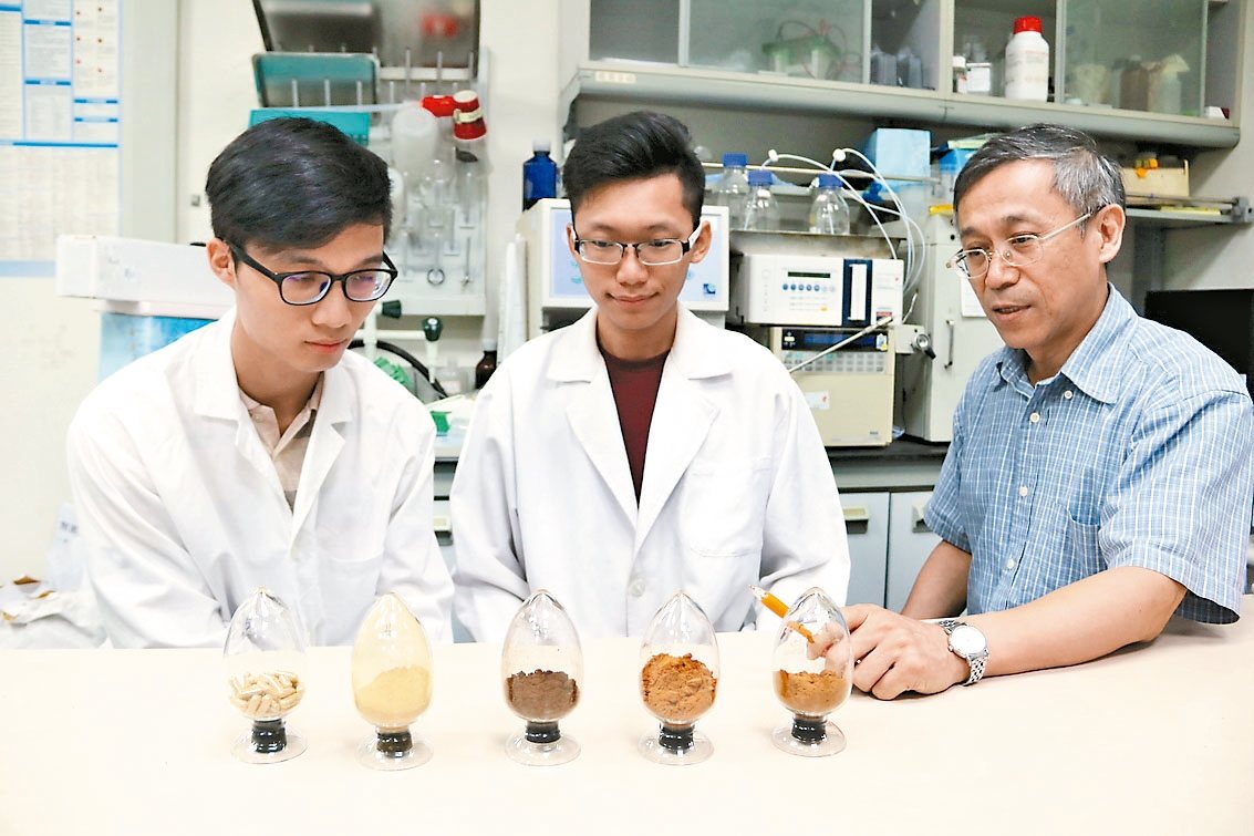 弘光科大生物科技系教授喬長誠（右一）向學生說明運用獨門萃取方法步驟，依序所獲得的半成品及「安綽醣」成品粉末。