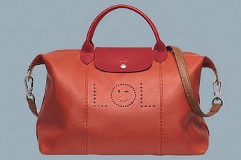 Longchamp訂製包服務即將登場，除了有姓名壓印服務外，還可加上可愛的Emoji表情符號。圖／Longchamp提供