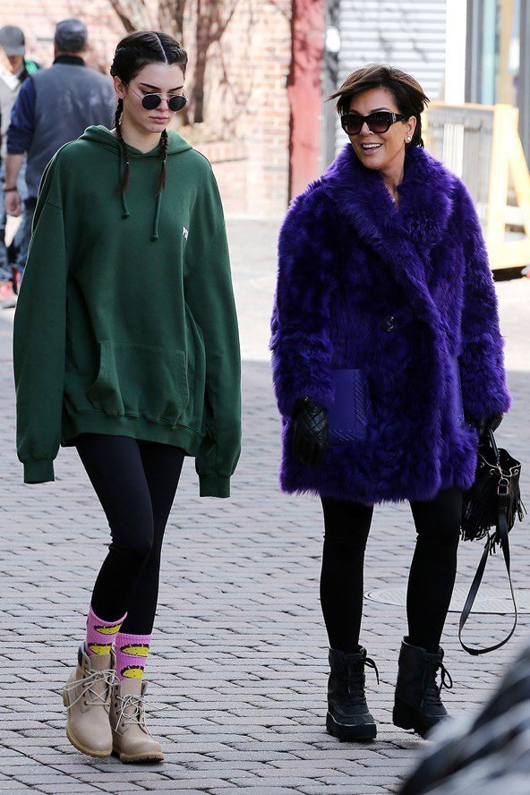 Kendall Jenner(左)超長袖帽T「下身失蹤」look。圖／摘自pinterest.com