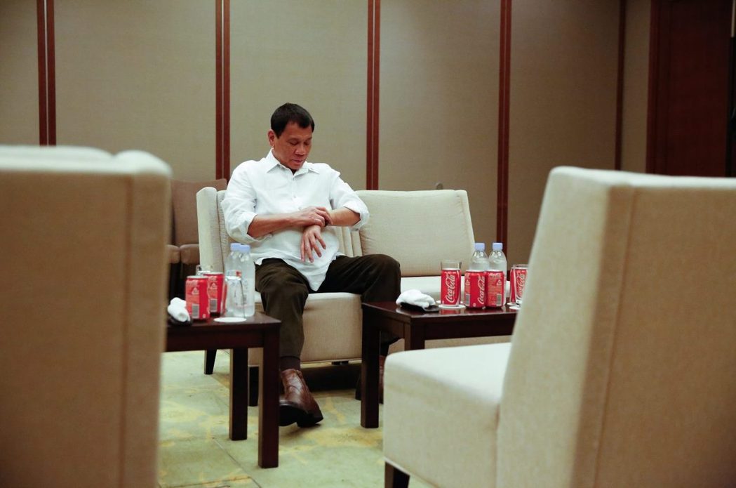圖為菲律賓總統杜特蒂，正準備與在日菲律賓人進行演說，桌上擺滿了美國代表性的飲料：...