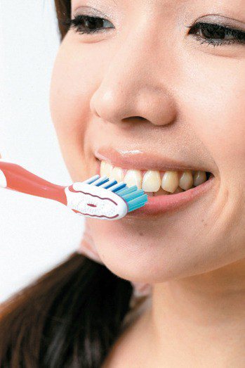 醫師建議選用小刷頭牙刷，較能深入口腔清潔牙齒。圖／報系資料照片