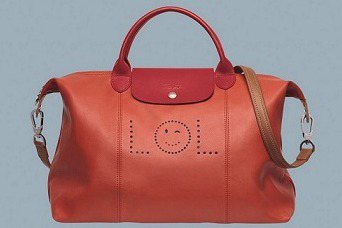 Longchamp訂製包可加上可愛的Emoji表情符號，28,800元（大）。圖...