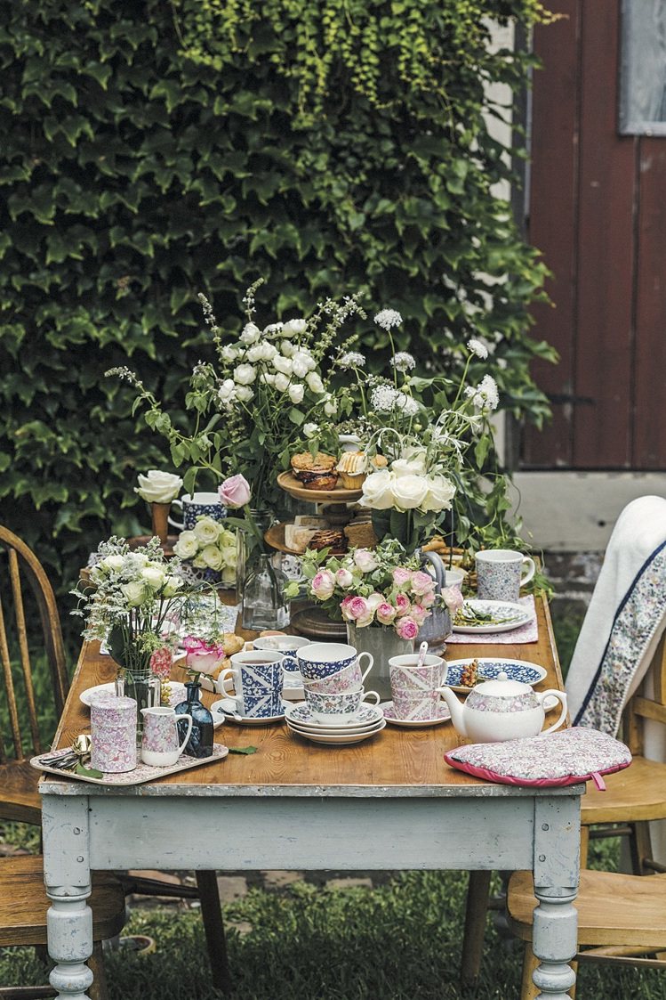 Afternoon Tea X Liberty印花餐瓷推出，各種小碎花瓷器充滿秋意。圖／Afternoon Tea提供