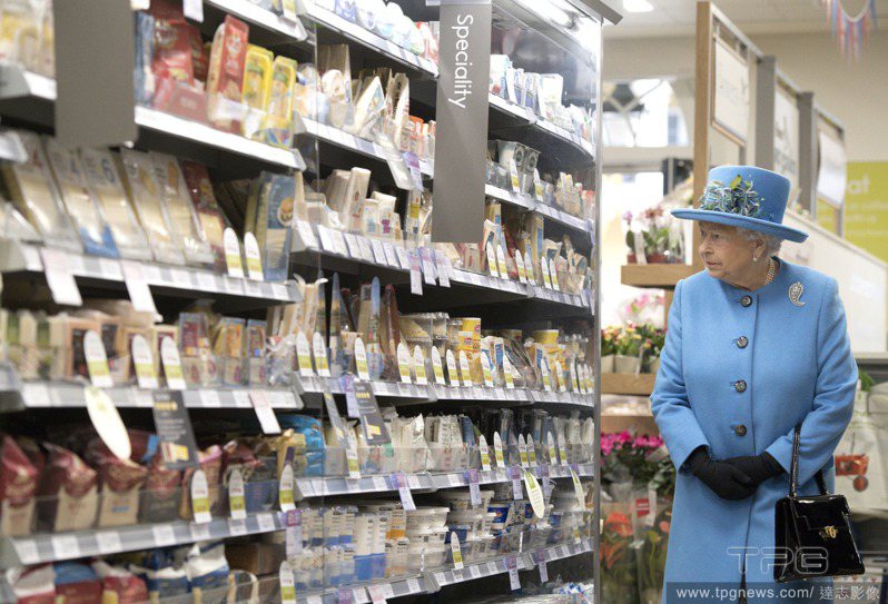 不愧是女王 上超市居然這樣穿