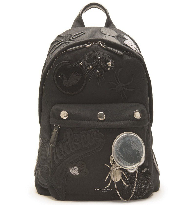 歐陽娜娜背的闇黑圖騰裝飾後背包，38,900元。圖／Marc Jacobs提供